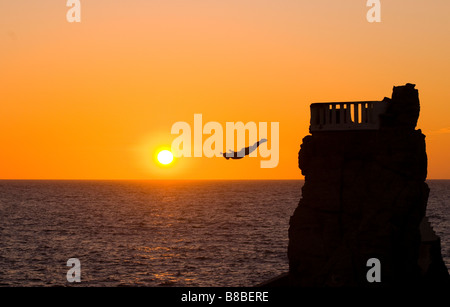 MAZATLAN SINOLA Bundesstaat Mexiko professioneller Taucher tauchen aus dem (Taucher) Punta de Clavadistas bei Sonnenuntergang Stockfoto