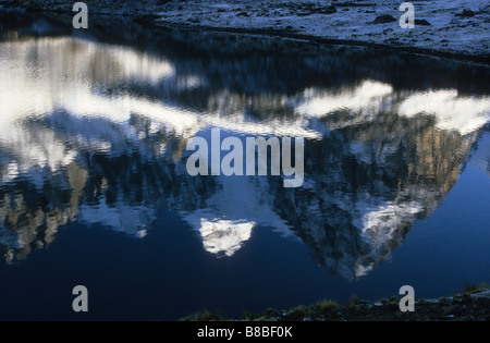 Der Berg Condoriri spiegelte sich nach einem Winterschnee im Chiar Kota-See, Cordillera Real, Bolivien, wider Stockfoto