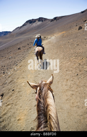 Blick aus der Perspektive einer Person auf einem Pferd Sliding Sands Trail in den Haleakala Krater im Haleakala Nationa Stockfoto