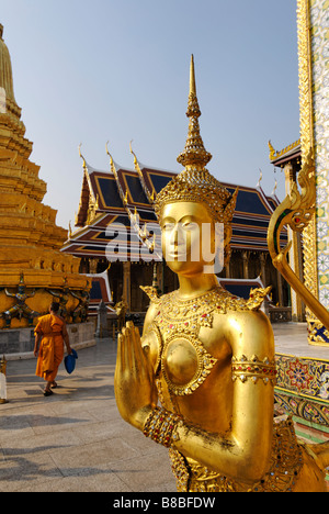 Goldene Kinnara-Statue bilden eine Handbewegung Wai - Wat Phra Kaew und dem Grand Palace in Bangkok Zentralthailand Stockfoto