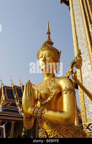 Goldene Kinnara-Statue bilden eine Handbewegung Wai - Wat Phra Kaew und dem Grand Palace in Bangkok Zentralthailand Stockfoto