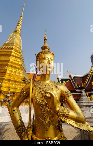 Goldene Statue der Kinnara - Wat Phra Kaew und dem Grand Palace in Bangkok Zentralthailand Stockfoto