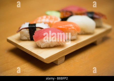 Auswahl an Nigiri Sushi serviert auf eine hölzerne geta Stockfoto