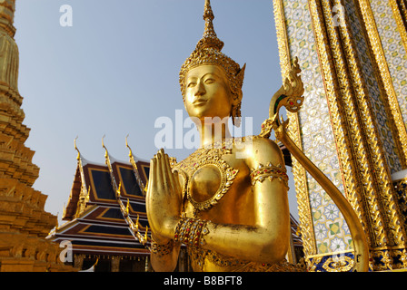 Goldene Kinnara-Statue bilden eine Handbewegung Wai - Wat Phra Kaew und dem Grand Palace in Bangkok Zentralthailand Stockfoto