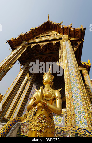 Goldene Kinnara-Statue bilden eine Handbewegung Wai - Wat Phra Kaew und dem Grand Palace in Bangkok Zentralthailand Stockfoto