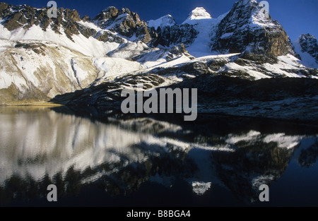 Der Berg Condoriri spiegelte sich nach einem Winterschnee im Chiar Kota-See, Cordillera Real, Bolivien, wider Stockfoto