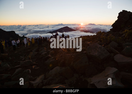 Eine große Gruppe von Menschen, die den Sonnenaufgang auf dem Haleakala Vulkan auf Maui Hawaii September 2008 Stockfoto