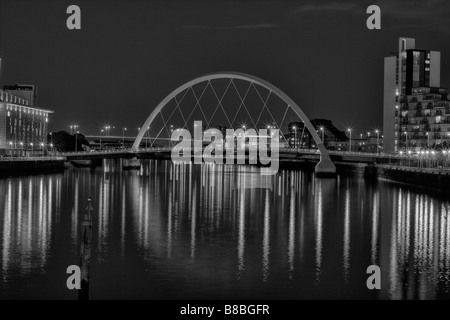 Schwarzweißansicht des Clyde Arc, in Glasgow, manchmal bekannt als die Squinty-Brücke. Stockfoto