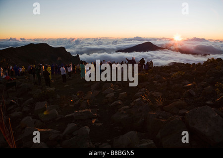 Eine große Gruppe von Menschen, die den Sonnenaufgang auf dem Haleakala Vulkan auf Maui Hawaii September 2008 Stockfoto