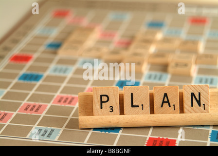 FV5493, Isabelle Schnoekel; Planen Sie Spelled, Scrabble-Buchstaben-Scrabble-Brett Stockfoto