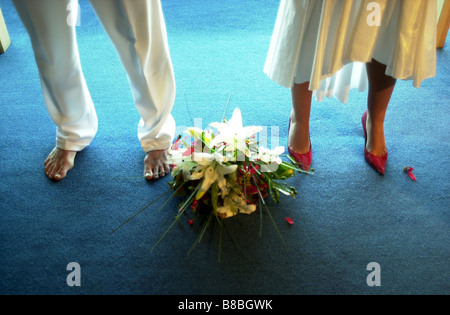 Füße Braut Bräutigam Bouquet Stockfoto