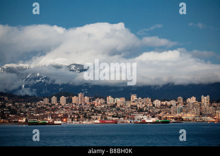 Lastkähne im Burrard Inlet und die North Shore Mountains North Vancouver British Columbia Kanada Stockfoto