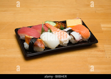 Auswahl an Nigiri Sushi in einem Kunststoff Behälter Stockfoto