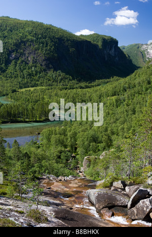 Storskogelva Fluss auf dem Weg von Lakshola nach Rago Nationalpark, Sørfold, Nordland, Norwegen Stockfoto