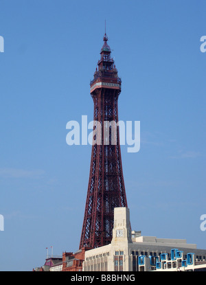 Blackpool Tower gegen einen schönen blauen Himmel. Stockfoto