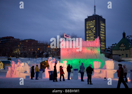 Menschen, die genießen Schneeskulpturen auf der Plains Of Abraham Winter Karneval Quebec City Stockfoto