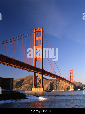 Surfen an Fort Point, Golden Gate Bridge, San Francisco, Kalifornien brechen Stockfoto