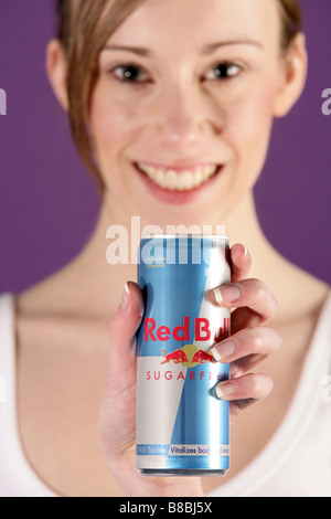 Modle hält ein red Bull sugar Free Energy-drink Stockfoto