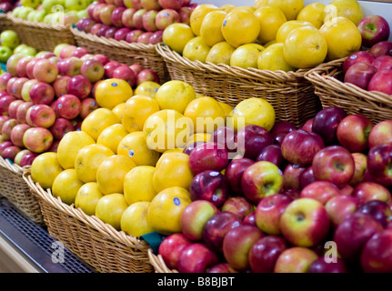 Frische Äpfel und Grapefruits zum Verkauf in einem Supermarkt Produce Abteilung Stockfoto