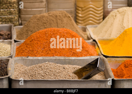 Gewürze wie Kurkuma, Chili und Kreuzkümmel zum Verkauf auf dem Pahar Ganj Basar, New Delhi, Indien Stockfoto