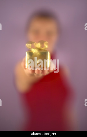 Frau hält, Gegenwart Stockfoto