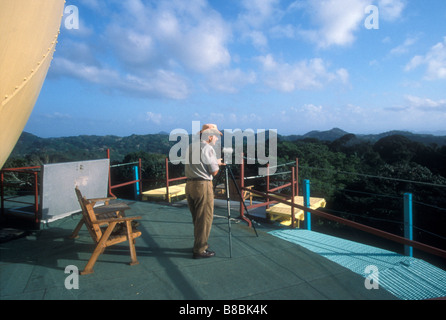 Raul Arias de Para Vogelbeobachtung auf dem obersten Deck des Canopy Tower Ecolodge in Soberania Nationalpark, Panama Stockfoto