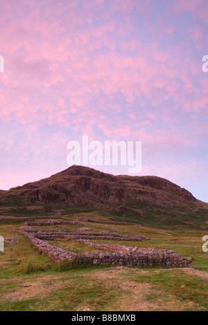 HARDKNOTT RÖMISCHEN FESTUNG NIMMT EINE HERAUSRAGENDE STELLUNG AUF DEM HARDKNOTT-PASS ÜBER ESKDALE HOCH Stockfoto