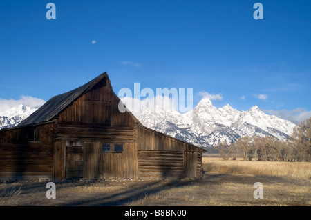 Der Grand Teton Bergkette mit Homestead Ranch und Scheune Stockfoto