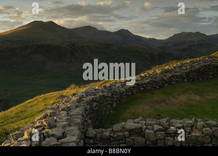 DER SCAFELL PALETTE DER HÜGEL VON HARDKNOTT RÖMISCHEN FESTUNG GESEHEN Stockfoto