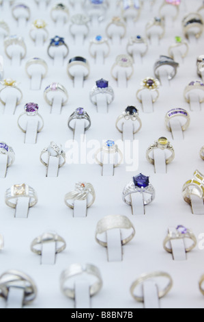 viele Schmuck Ringe in einem outlet Stockfoto