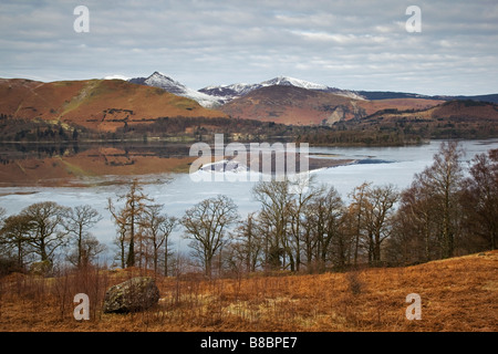 Ein Winter-Blick über Derwentwater mit Reflexionen von Derwent Fells im Eis bedeckt Wasser des Lakenear Keswick Cumbria Stockfoto