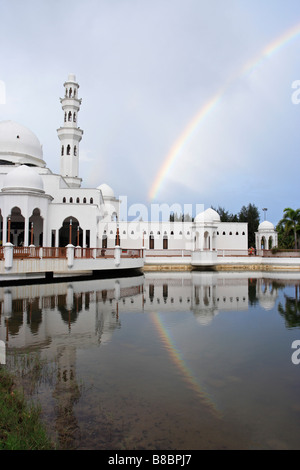 Regenbogen und Tengku Tengah Zaharah Moschee, im Volksmund auch bekannt als die schwimmende Moschee in Kuala Terengganu, Malaysia. Stockfoto