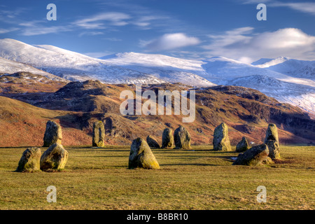 Castlerigg Steinkreis gesetzt gegen den Schnee bedeckt Hügel von der Lake District Cumbria Stockfoto