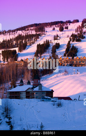 Kimberley Alpine Resort bei Sonnenaufgang mit Polaris Lodge im Vordergrund und Eigentumswohnungen in Mittelweg, BC, Kanada Stockfoto