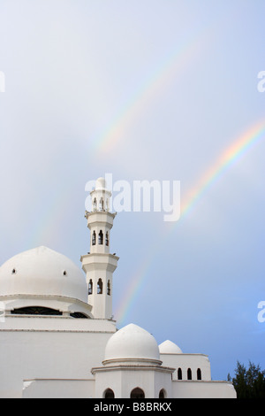 Regenbogen und Tengku Tengah Zaharah Moschee, im Volksmund auch bekannt als die schwimmende Moschee in Kuala Terengganu, Malaysia. Stockfoto