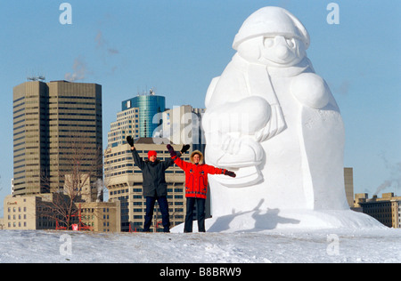 Menschen neben Schnee Skulpturen Festival du Voyageur, Winnipeg, Manitoba Stockfoto