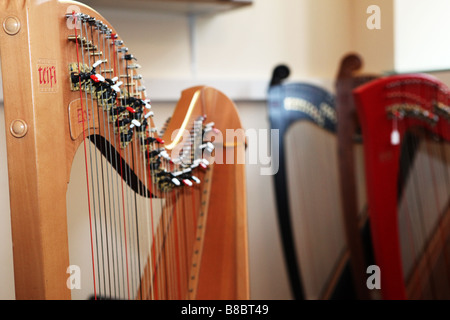 Handgemachte traditionelle hölzerne Harfe Musikinstrumente Nahaufnahme Detail abstrakte Handarbeit Feinmechanik handwerkliches Stockfoto