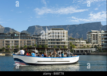 Sightseeing-Boot in den Hafen von Victoria und Alfred Waterfront Kapstadt Südafrika Stockfoto