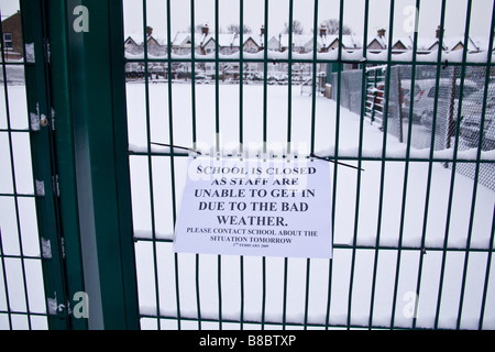 Schule geschlossen Zeichen wegen Schnee in Leytonstone, London 2. Februar 2009 Stockfoto
