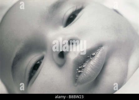 FL4812, Matthew Plexman; Nahaufnahme, Babys Gesicht sprudelnden Mund, BW Stockfoto