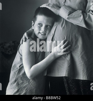 FL4834, Nick Kelsh; Junge Ohr gedrückt gegen Mütter schwangeren Bauch, BW Stockfoto