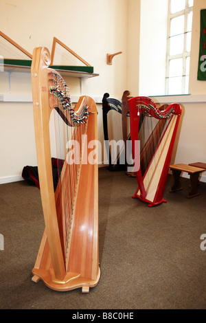 Handgemachte traditionelle hölzerne Harfen Musikinstrumente hand gestaltete Feinmechanik handwerkliches UK Stockfoto