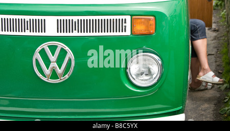 Nahaufnahme von einem VW Wohnmobil geparkt am Surfstrand auf Saunton Sands devon Stockfoto