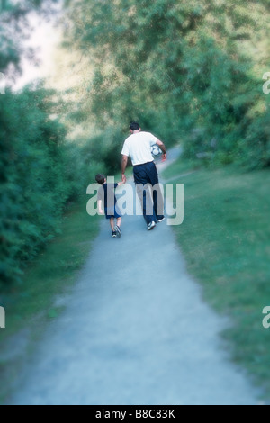 FL6070, Trevor Bonderud; Rückfahrkamera, Vater Sohn Walking Trail, mit Ball Stockfoto