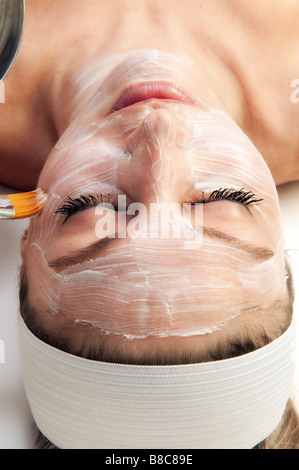 Frau bekommen eine Gesichtsbehandlung in einem spa Stockfoto