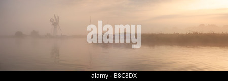 Thurne Mill bei Sonnenaufgang an einem nebligen Morgen auf den Norfolk Broads Stockfoto