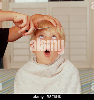 FL6087, Ron Elmy; Kleiner Junge bekommen Haare schneiden Stockfoto