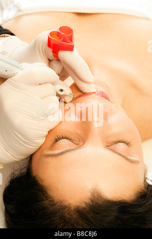 Mikropigmentation Verfahren für die Lippen Permanent Make up. Stockfoto