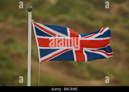 Union Jack-Flagge am Mast im Wind bewegen Stockfoto