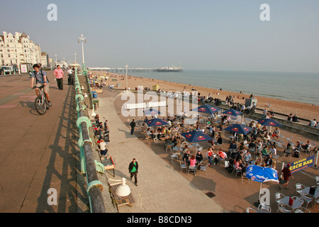 Ein Blick auf Brighton Strand, Promenade und Strände. Brighton, UK. Stockfoto